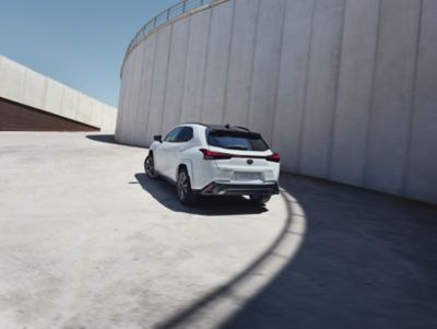 Lexus UX ajamassa kaarteessa