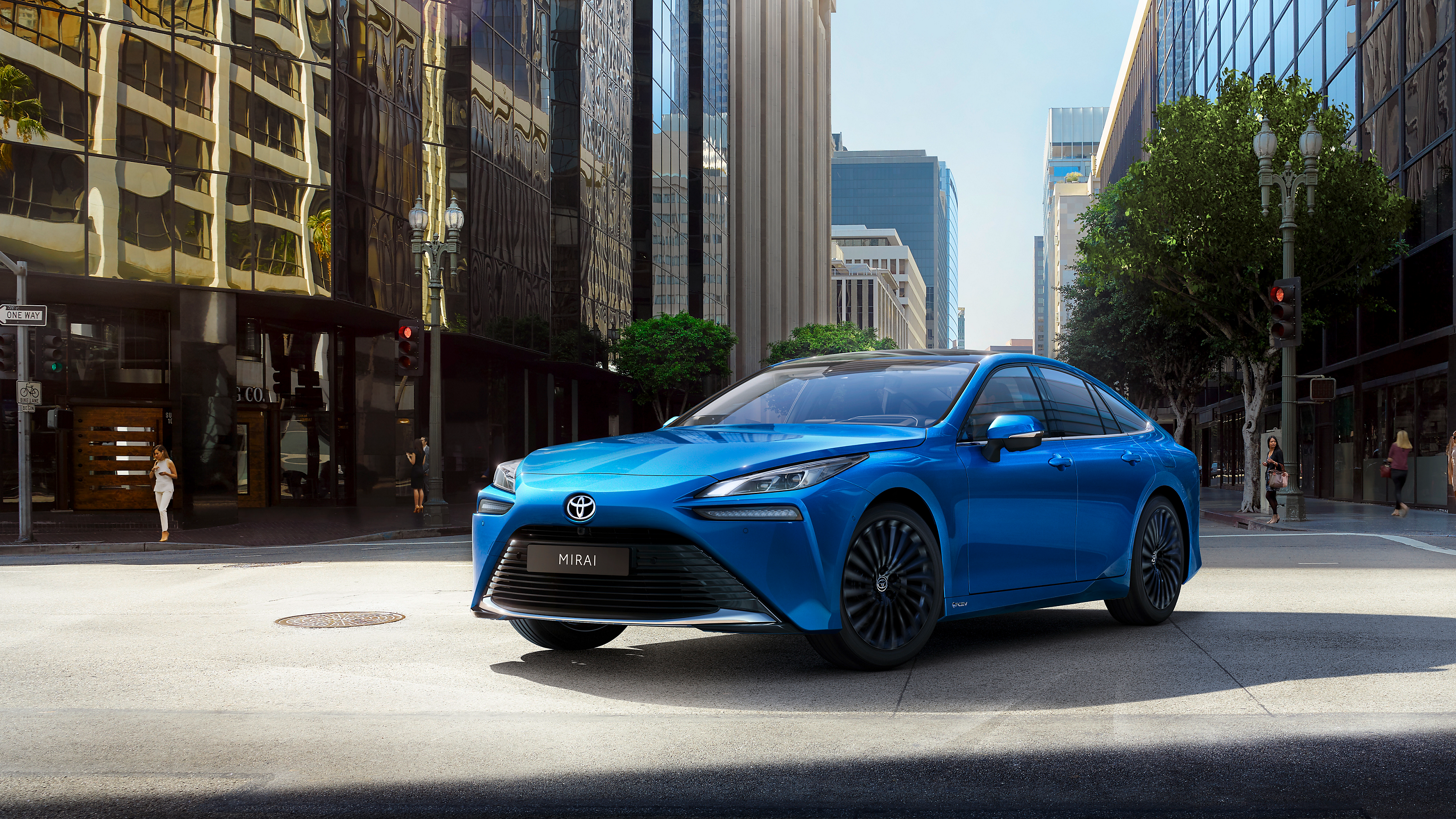 De Toyota Mirai op een zonnige dag in de stad