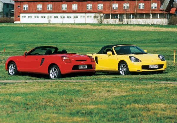 Toyota MR2 1.8 VVT-i kettainen ja punainen