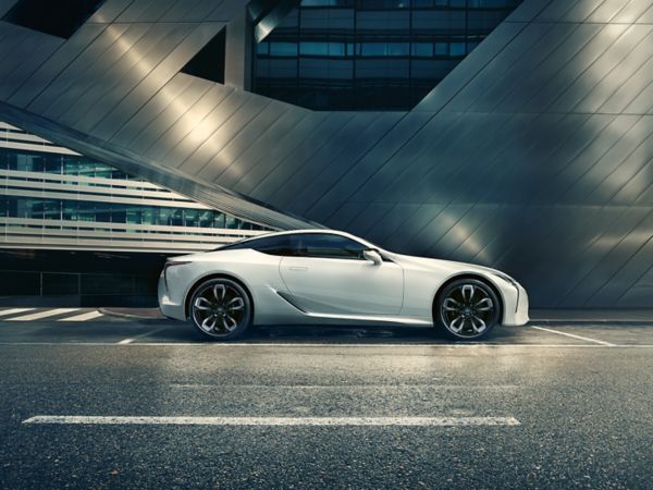 weißer Lexus LC in der Seitenansicht