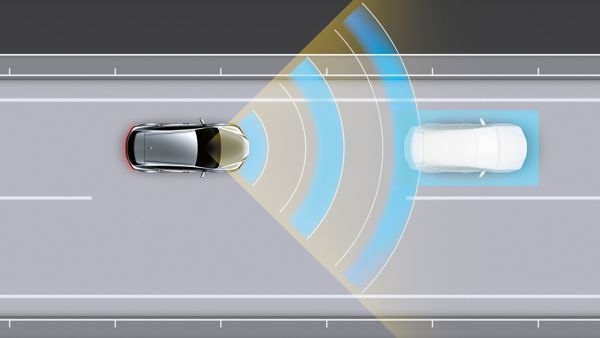 Draufsicht auf zwei Autos auf einer Fahrbahn, wobei ein Auto Radarwellen in Richtung des anderen sendet, um ein Kollisionsvermeidungssystem in Aktion zu zeigen.