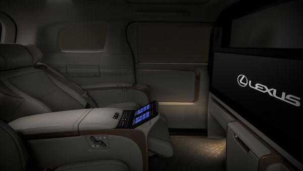 Luxuriöser Innenraum eines Lexus LM mit einem geräumigen, verstellbaren Sitz mit einem Touchscreen-Bedienfeld und einem großen, sanft beleuchteten Bildschirm