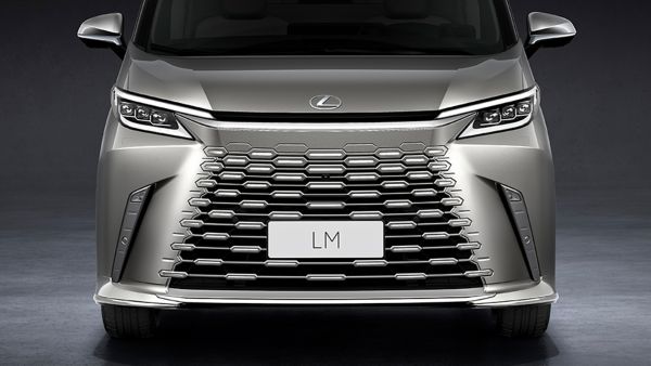 Frontansicht eines silbernen Lexus LM Kühlergrills in Nahaufnahme