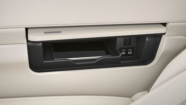 Detailansicht der kabellosen Ladeschale im Lexus LM 