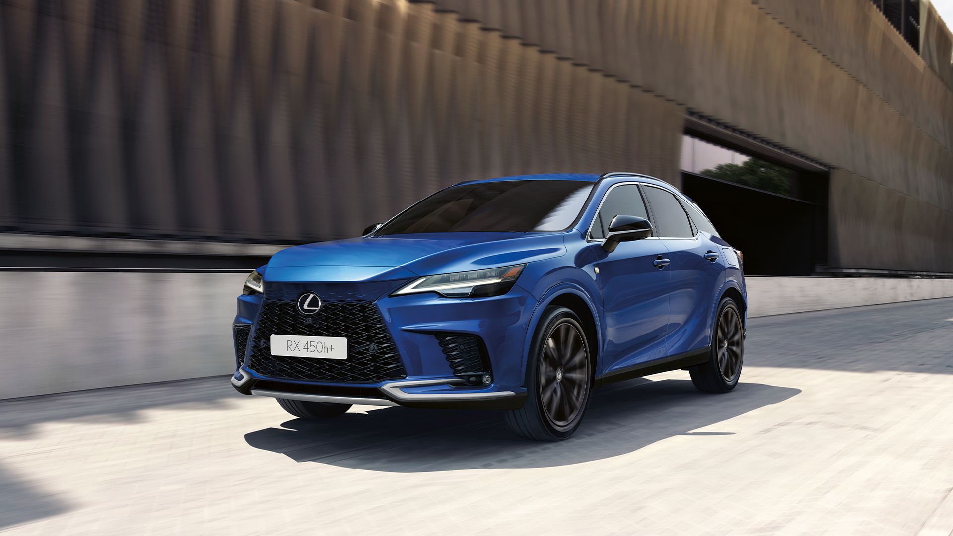 Ein eleganter blauer Lexus SUV fährt auf einer modernen Straße und präsentiert sein elegantes Design und seine dynamischen Li