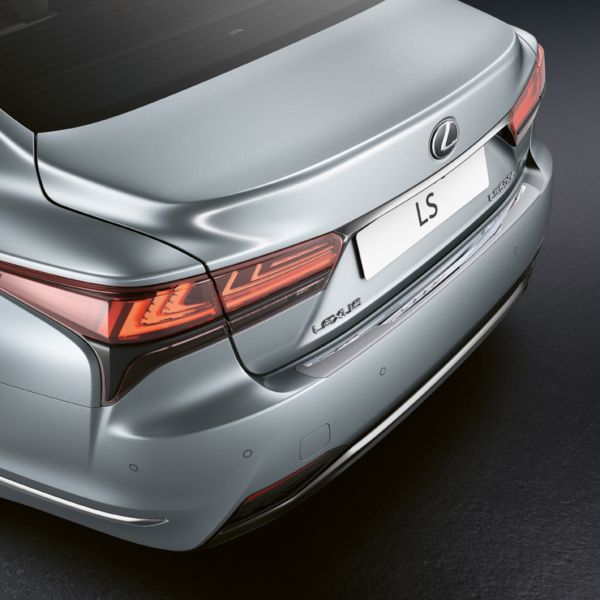 Lexus LS jadący po drodze