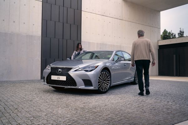 Zaparkowany Lexus LS