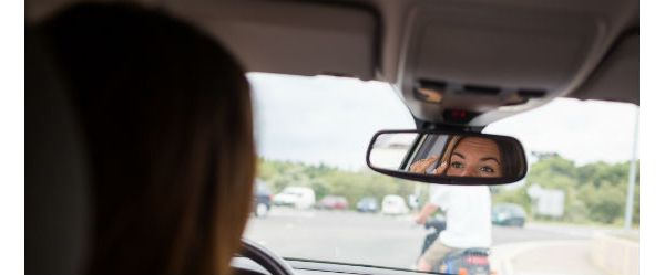 Maquillarse al volante está prohibido