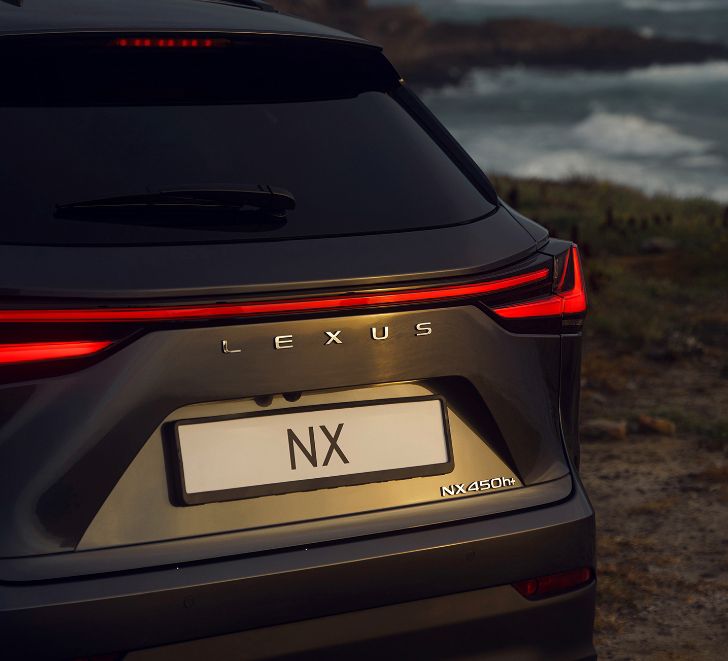 Traseira do NX 450h+ da Lexus com o mar de fundo