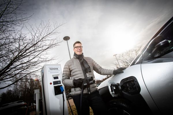 Markkinointijohtaja Mikko Kekäläinen ja Toytoa bZ4X