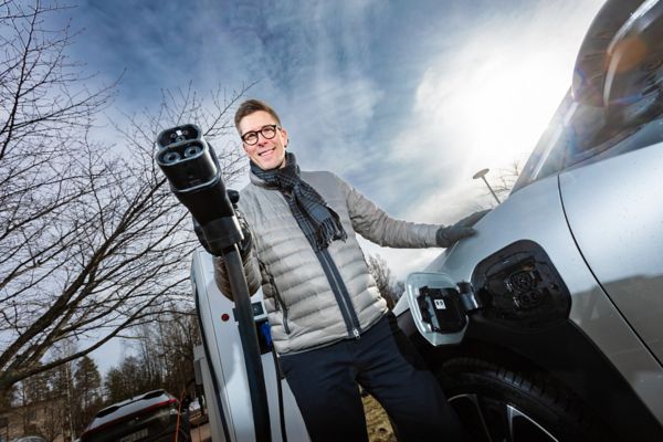 Markkinointijohtaja Mikko Kekäläinen ja Toytoa bZ4X