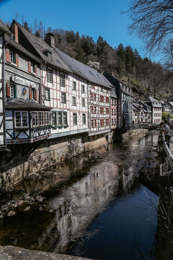 Monschau vakwerkhuizen langs rivier
