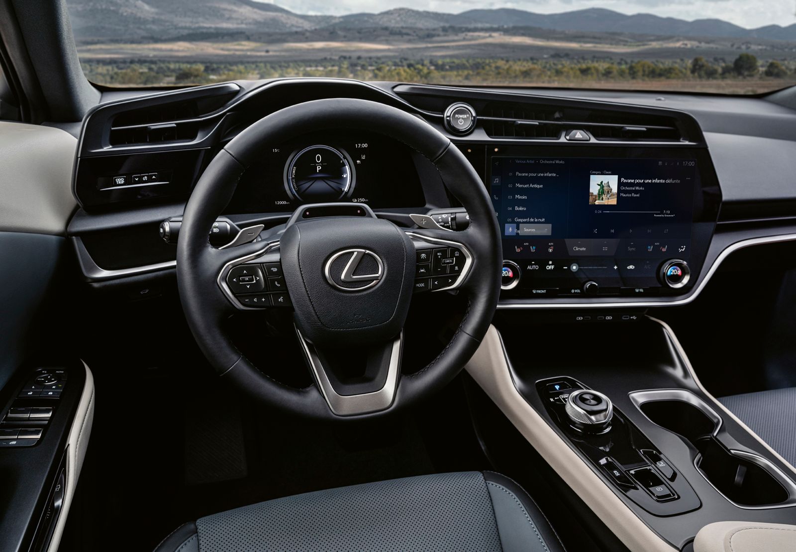 Une personne dans le cockpit d'un Lexus RZ