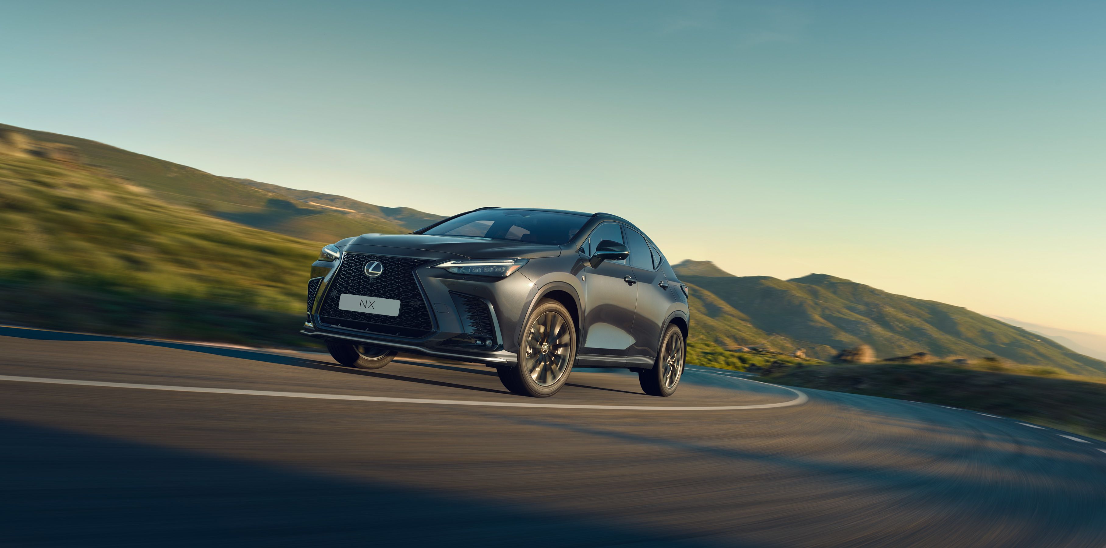 Ein Lexus fährt eine Bergstraße entlang