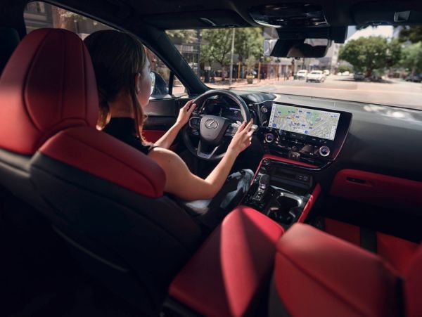 Une femme au volant d'un NX