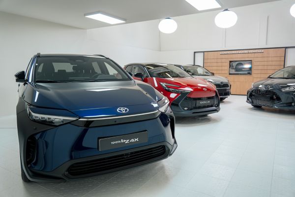 Toyota Live showroom product genius au volant