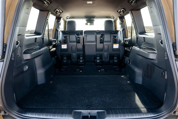 Nieuwe Toyota Land Cruiser, interieur, details, achterbak, stoelen ingeklapt