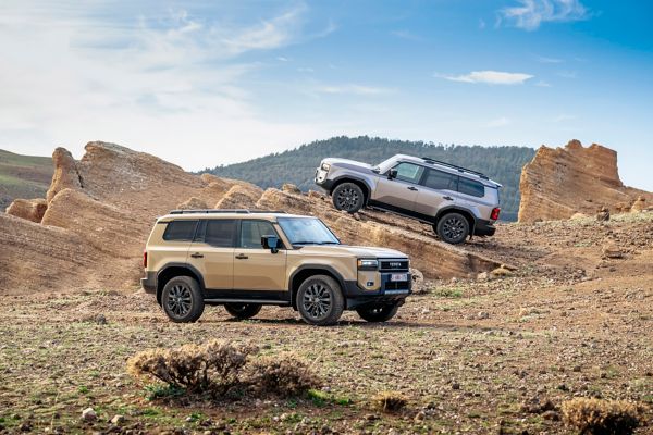 Nieuwe Toyota Landcruiser, exterieur, twee voertuigen, in steenachtig gebied