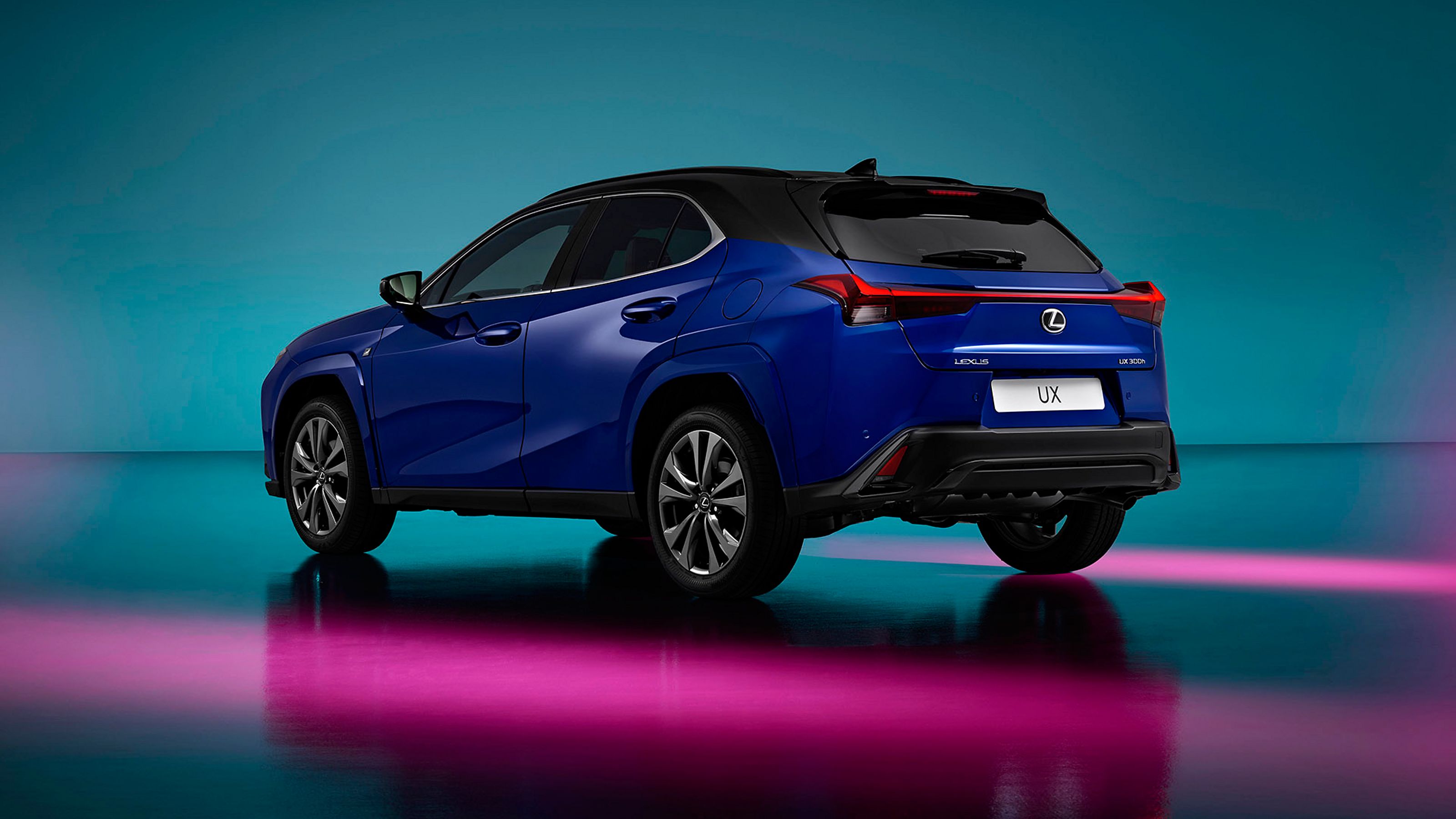 Zijaanzicht van een blauwe Lexus UX 300h