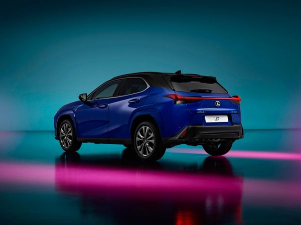 Zijaanzicht van een blauwe Lexus UX 300h