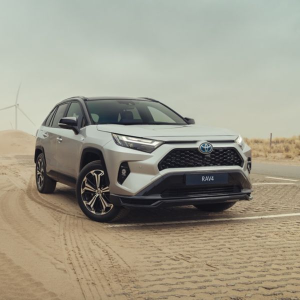 Toyota RAV4 vooraanzicht bij strand