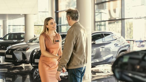 Customer shaking hands with dealer at Lexus Centre