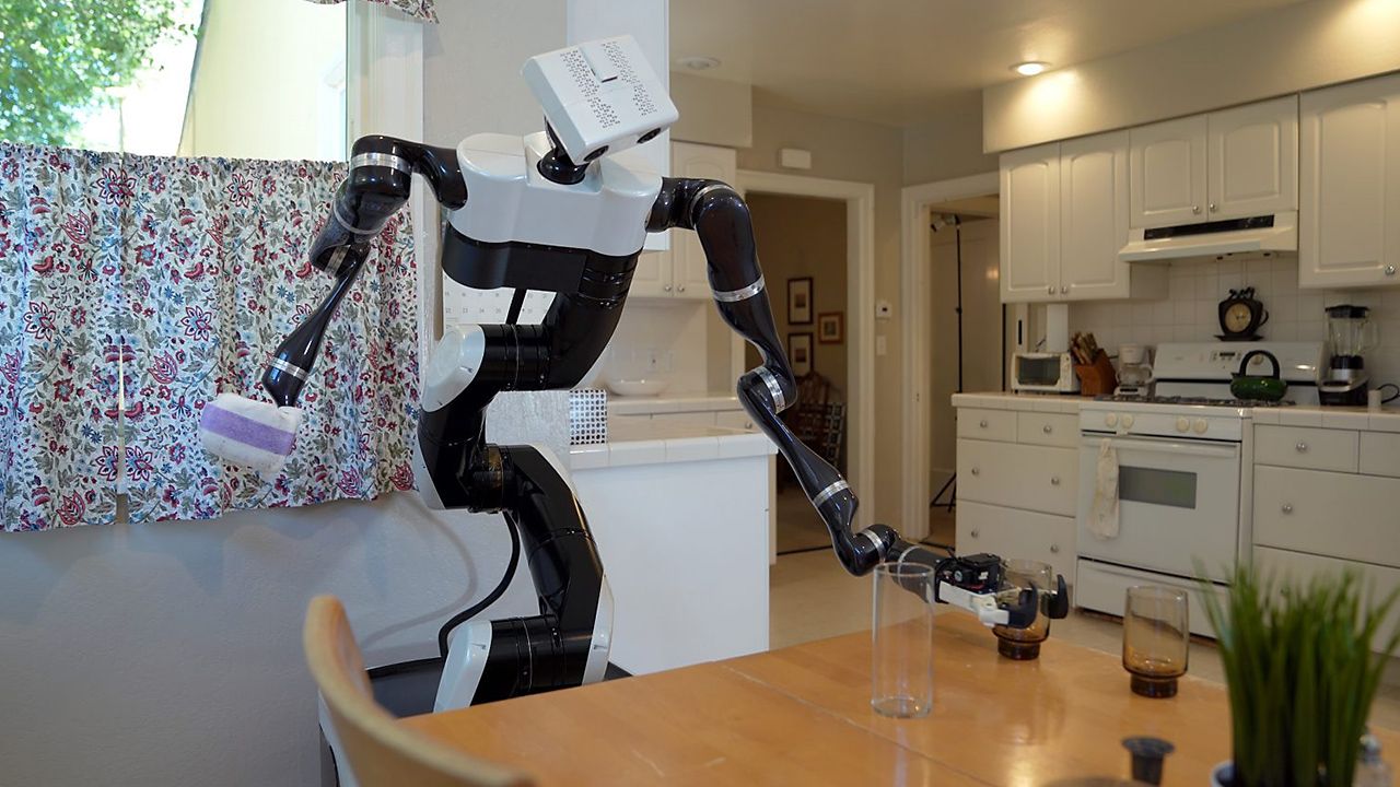 Роботы помощники в быту. Робот помощник по дому. Домашние роботы. Бытовые роботы. Робот убирается.