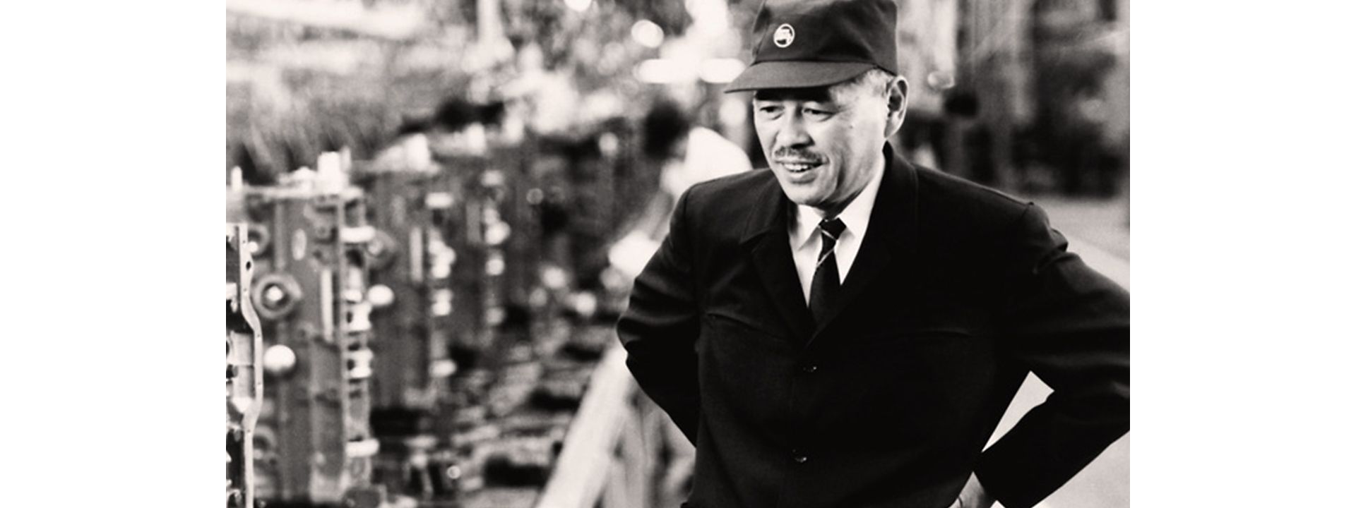 Историческо изображение, показващо служител на Toyota