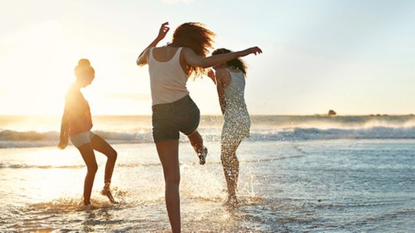 Jeunes femmes avec deux enfants courant librement 