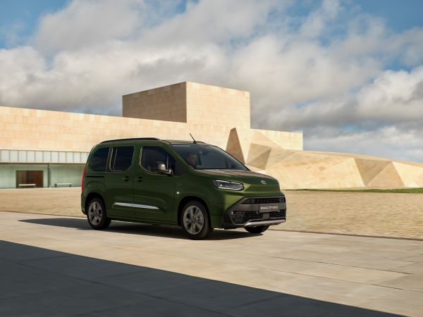Proace City Verso Electric v moderní městské zástavbě 
