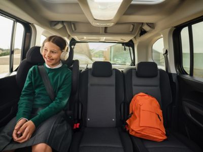 Dítě odpočívající na zadních sedadlech Toyoty Proace City Verso 