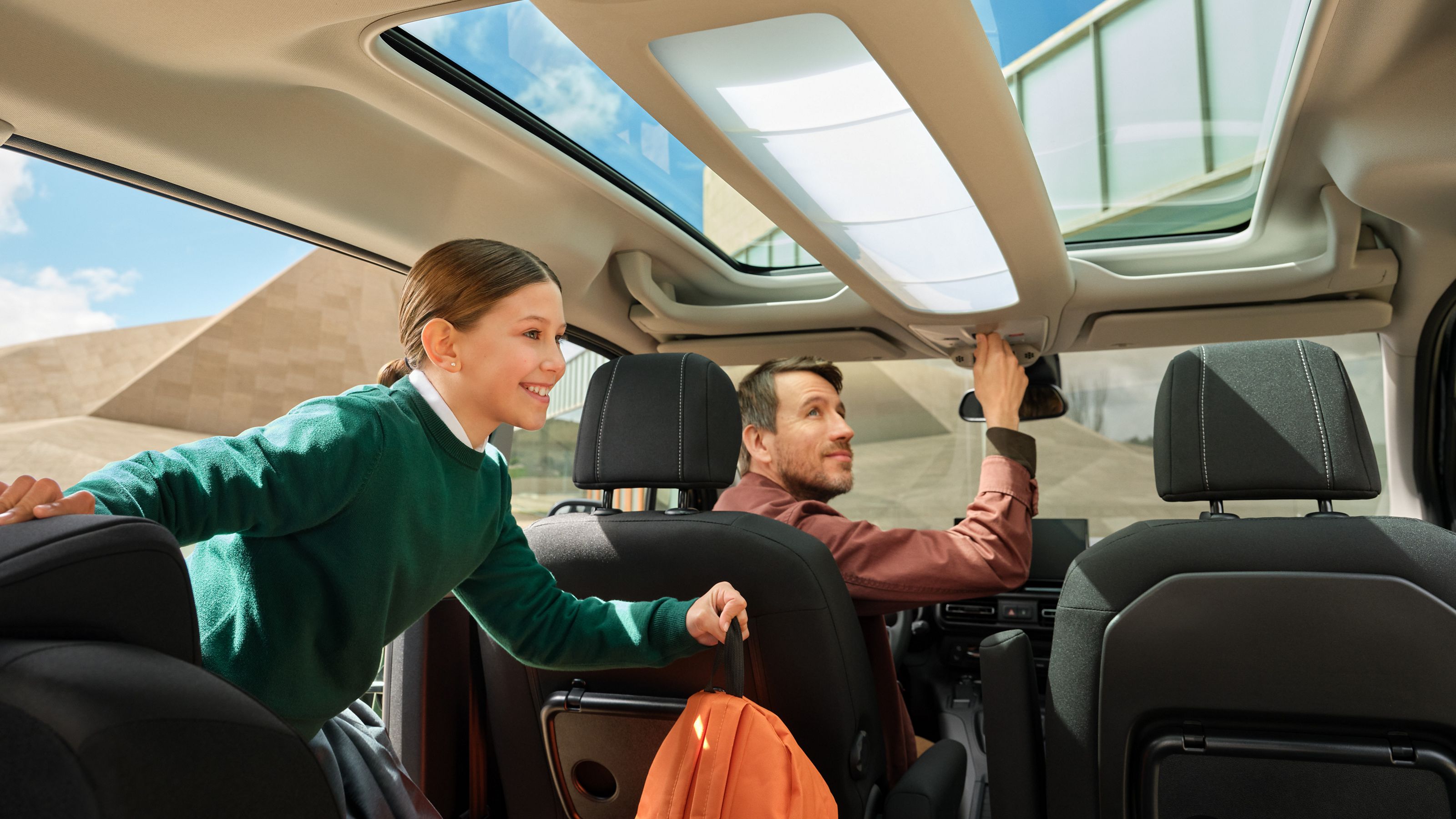 Vater und Tochter sitzen gemeinsam im Toyota Proace City Verso Innenraum