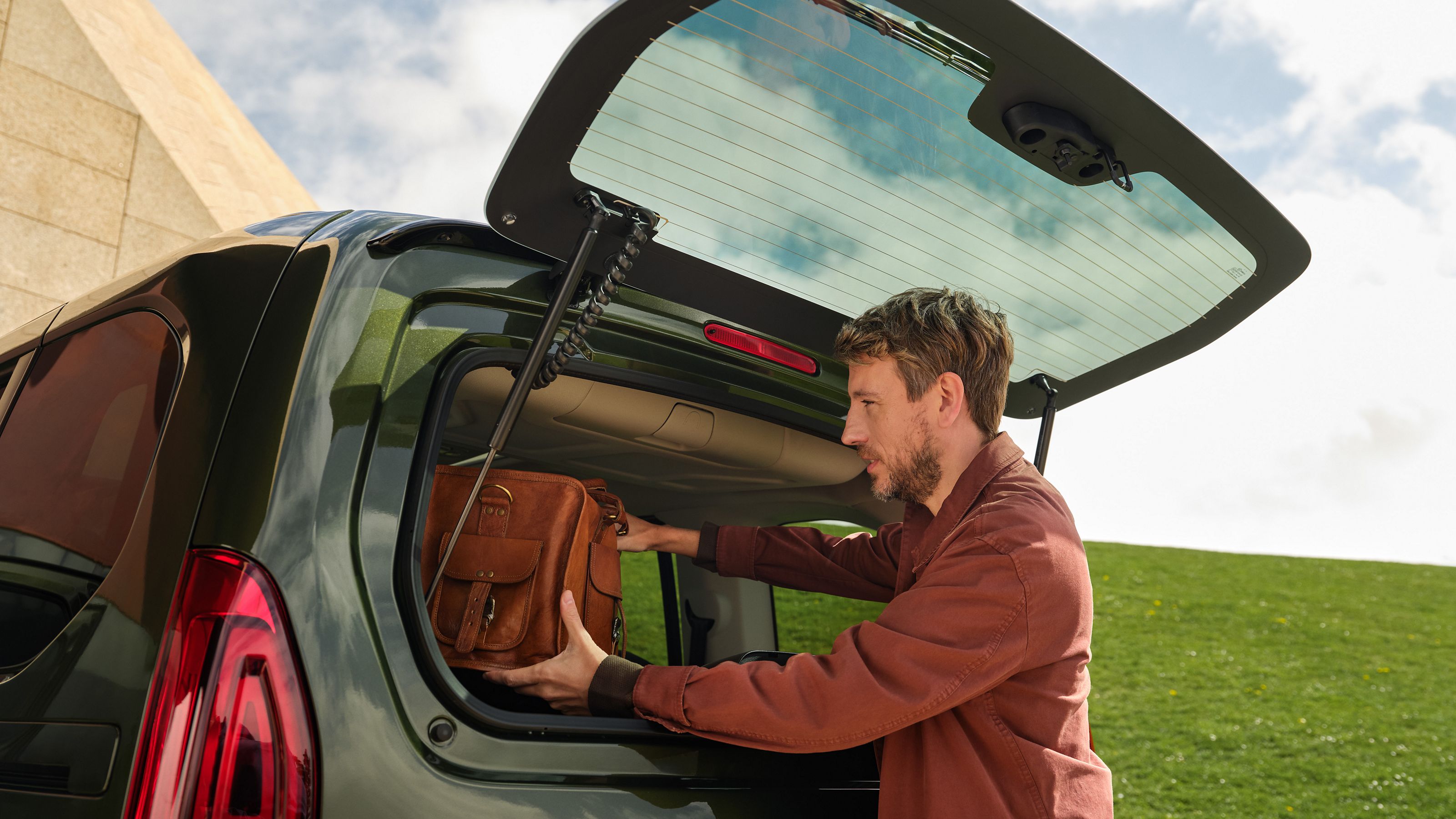 Toyota Proace City Verso wird durch die schließbare Heckscheibe beladen