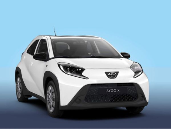 Ein weißer Toyota Aygo X vor blauem Hintergrund 