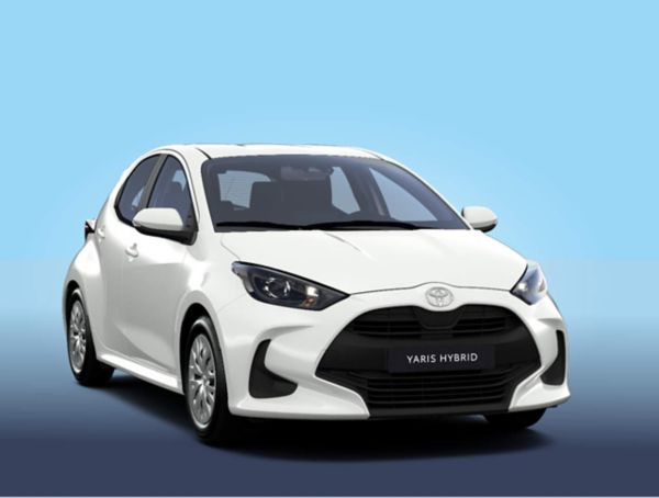 Ein weißer Toyota Yaris Hybrid vor blauem Hintergrund 