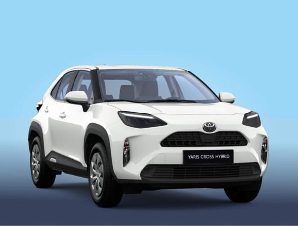 Ein weißer Toyota Yaris Cross Hybrid vor blauem Hintergrund 