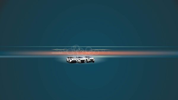 Range Aygo X, Yaris und Yaris Cross nebeneinander auf einem grauen Boden. Hintergrund türkis/blau