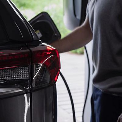 Comment recharger une voiture hybride - Challenges