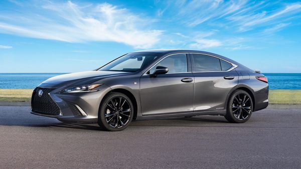 Lexus ES jadący niedaleko morza