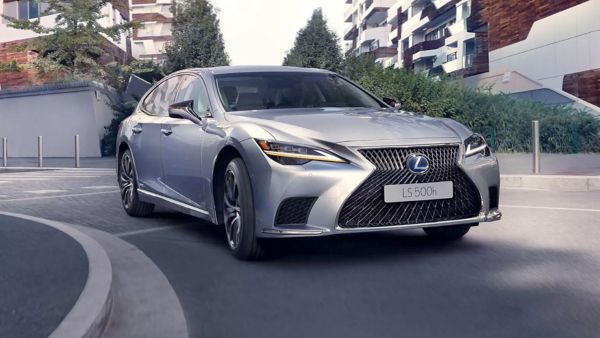 Lexus jadący za rogiem