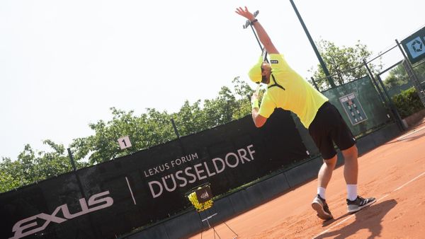 Mischa Zverev auf einem Tennisplatz beim Aufschlag