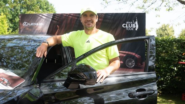 Mischa Zverev steht in der geöffneten Türe eines Lexus