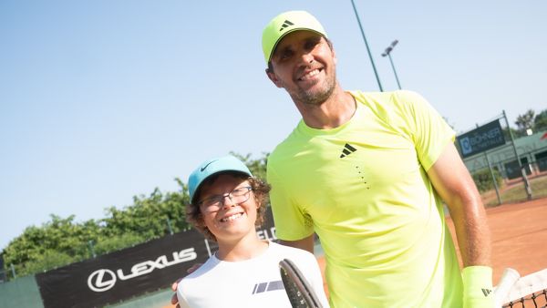 Mischa Zverev mit einem Fan im Arm
