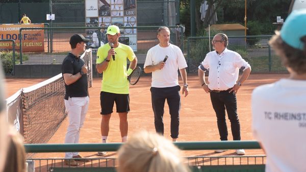 Mischa Zverev bein einem Interview auf dem Platz