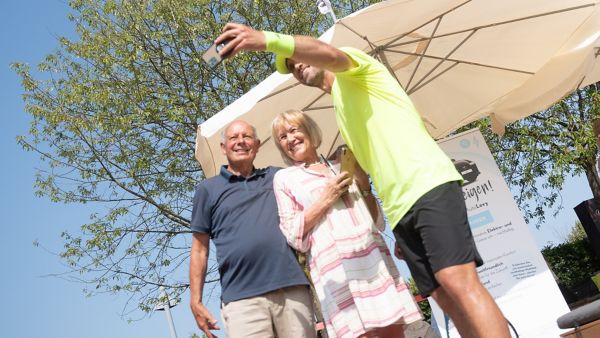 Mischa Zverev macht ein Selfie mit Fans