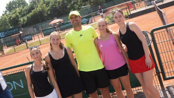 Mischa Zverev auf einem Tennisplatz mit Fans