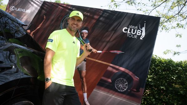 Mischa Zverev lehnt an einem Lexus Fahrzeug