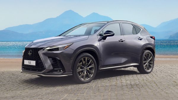 Lexus NX zaparkowany w studio