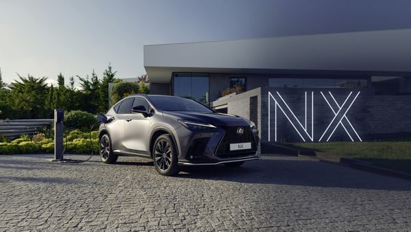 Lexus NX zaparkowany w studio