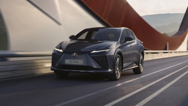 Ładujący się Lexus RZ
